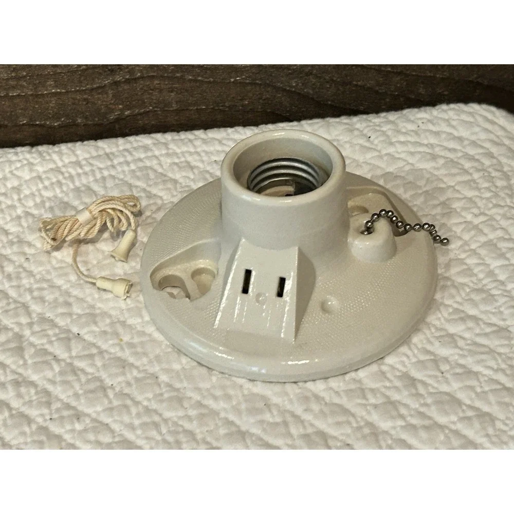 Vintage Leviton 29816-C Porcelain Pull Chain Lampholder Top‎ Wired NOS